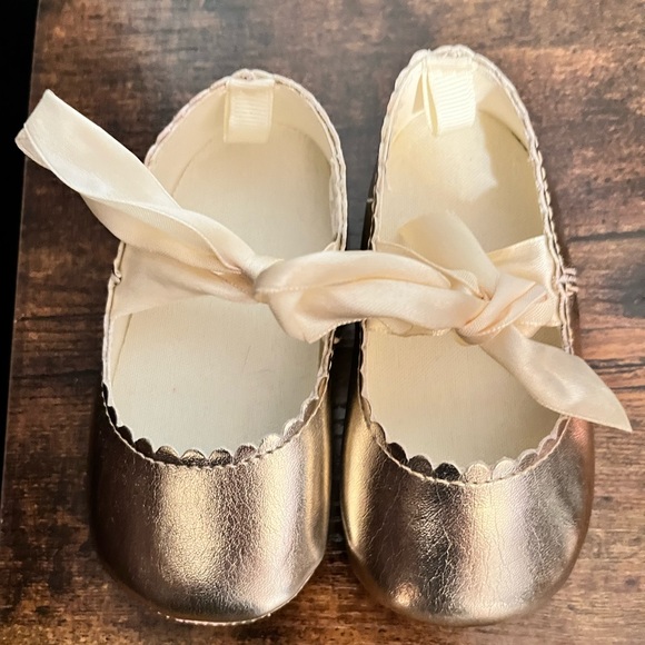 Trimfoot Co Other - Baby Girl Gold Shoes Size 4 in great condition. Barely worn